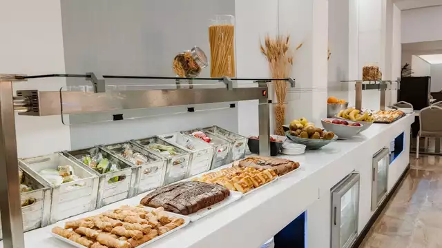 Escapade passionnée dans une Junior Suite avec vue sur la mer, petit-déjeuner et kit romantique
