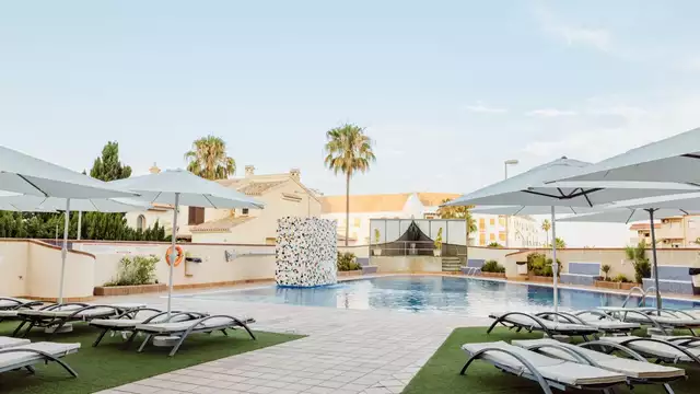 Profitez de la Mar Menor dans cet hôtel 4 étoiles avec piscine et petit-déjeuner au bord de la plage