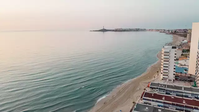 Jacuzzi et coucher de soleil dans une suite de luxe avec terrasse privée à La Manga del Mar Menor
