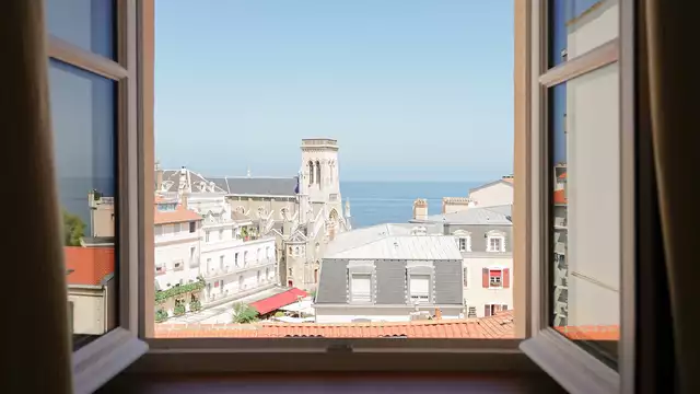 Escapada romántica con cena en el centro de Biarritz