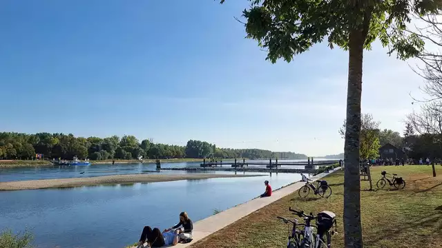 Fiets langs de Rijn naar het rivierstrand bij Wesel, ten noorden van Düsseldorf