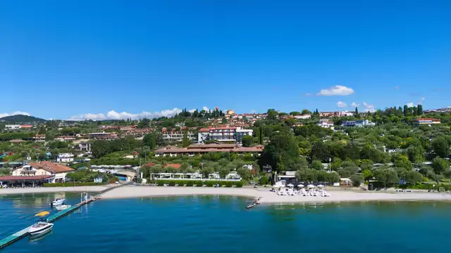 Séjournez au bord du lac de Garde en demi-pension, avec dégustation de vins