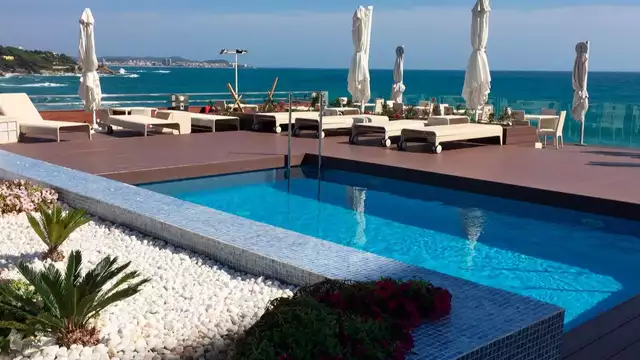 Descubre la Costa Brava en primera línea de mar con cóctel incluido, acceso a spa y media pensión
