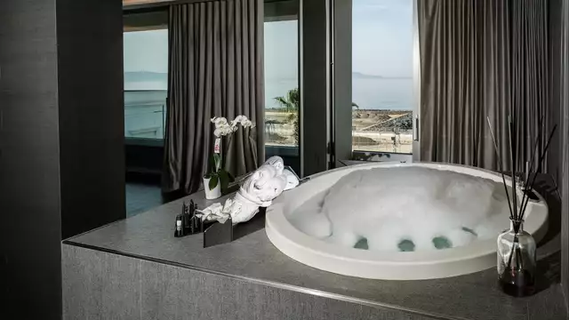 Verblijf in de Golf van Napels in een suite met jacuzzi en inclusief ontbijt.