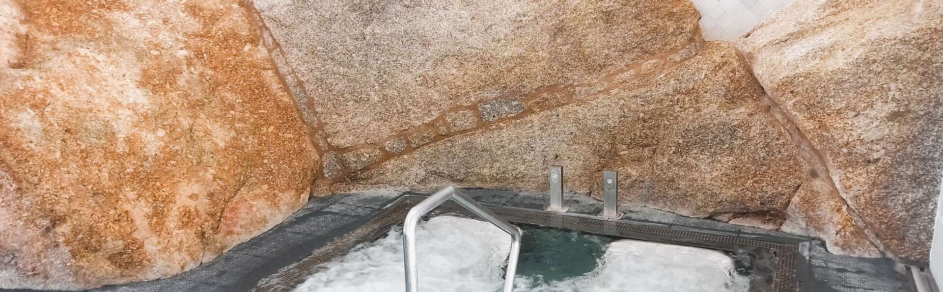 Évadez-vous au calme : découvrez le Balneario de Retortillo et reposez-vous dans une suite en demi-pension.