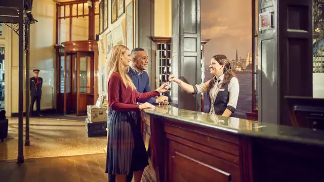Scoprite l’atmosfera marittima nello storico Hotel New York