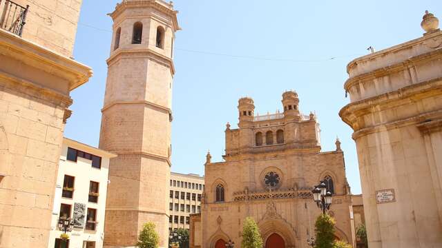 Fuga in famiglia nel centro di Castellón con mezza pensione.