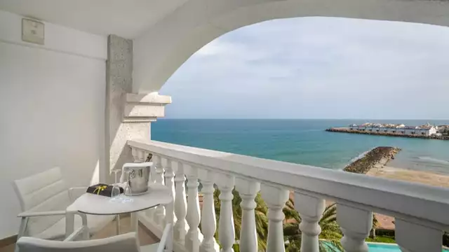 Escapada para enamorados con desayuno, spa y detalles románticos con vistas al mar