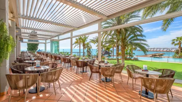 Escapada para enamorados con desayuno, spa y detalles románticos con vistas al mar