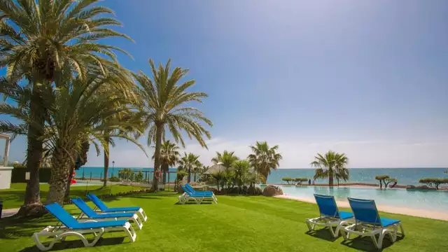 Escapada para enamorados con desayuno, spa y detalles románticos con vistas al mar