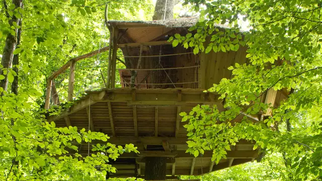 Estancia insólita en la Vienne, encaramado en lo alto de los árboles