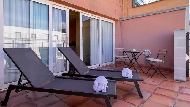 Ontdek de Costa Brava in een kamer met terras en inclusief ontbijt.