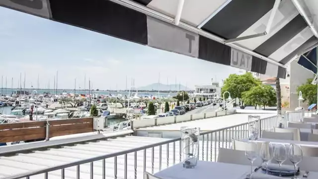 Escapada con cena y copa de cava en el puerto de la Ampolla