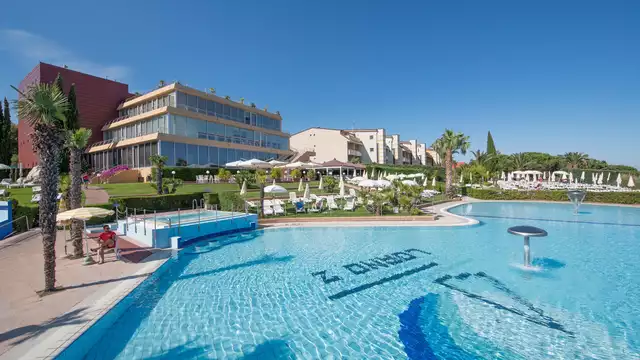 Soggiorno con cena in resort sul mare a Loano