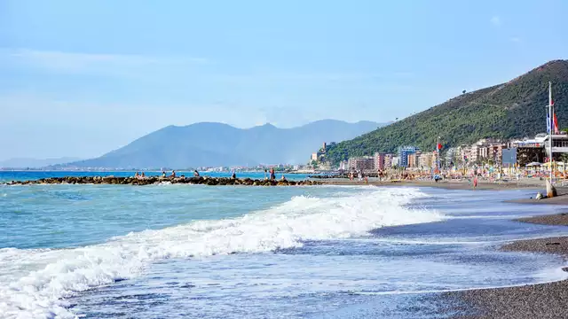 Soggiorno con cena in resort sul mare a Loano
