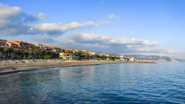 Verblijf met diner aan de prachtige kust van Loano, Ligurië