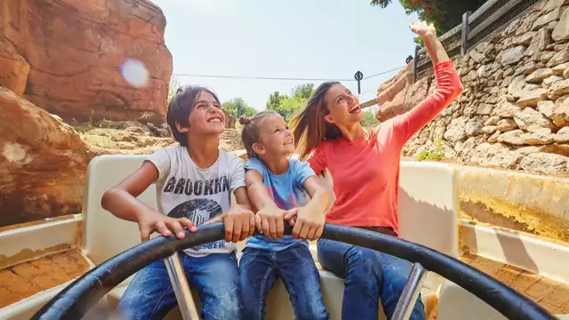 Descubre PortAventura Park y Ferrari Land con media pensión, ¡Diversión asegurada!