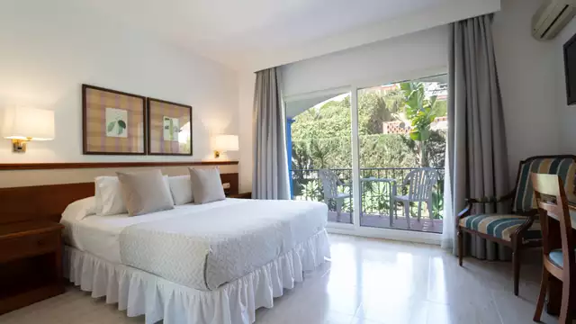 Escapade romantique à la plage d’Estepona avec bouteille de cava offerte