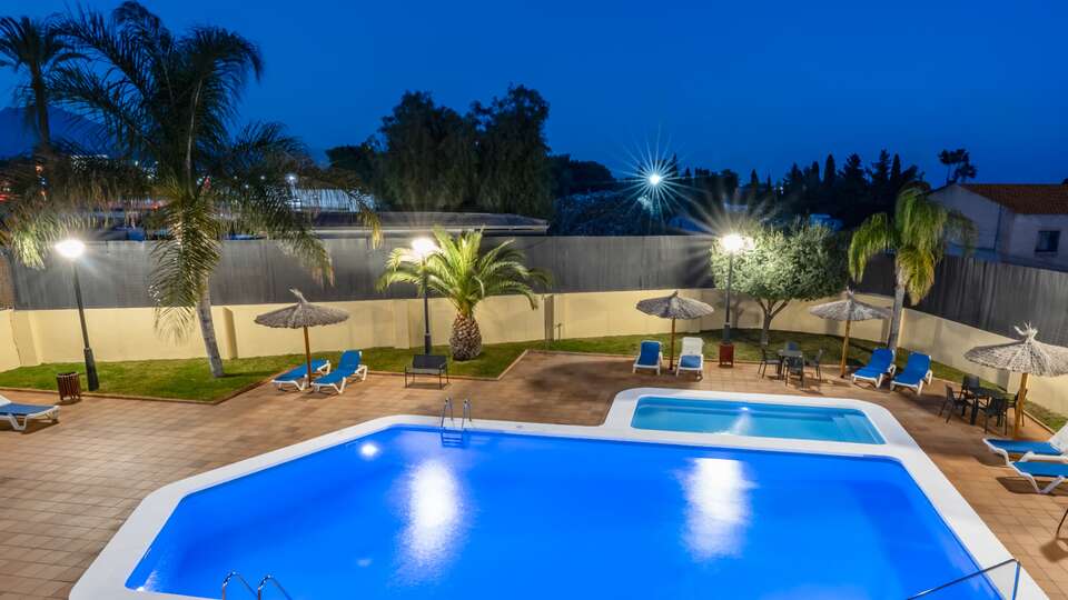 Escapada para dos en Alicante con decoración romántica, lovebox y cava