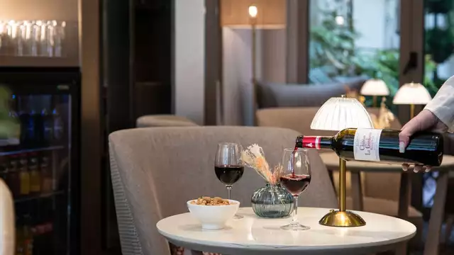Estancia con cena en un ambiente cálido, elegante e íntimo en París.