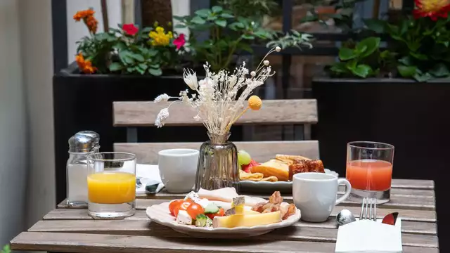 Estancia con cena en un ambiente cálido, elegante e íntimo en París.