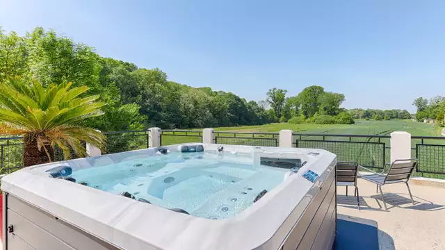 Verblijf in het groen met een privéspa aan de oever van de Marne.