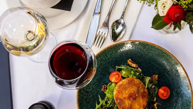 Soggiorno in un hotel moderno e cena in un autentico bistrot parigino.