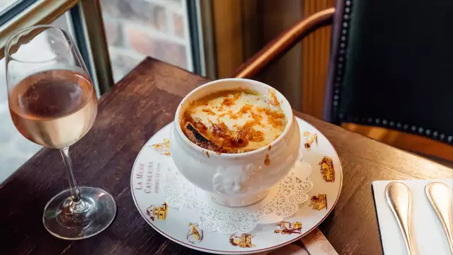 Diner in Montmartre met karikaturen en muziek