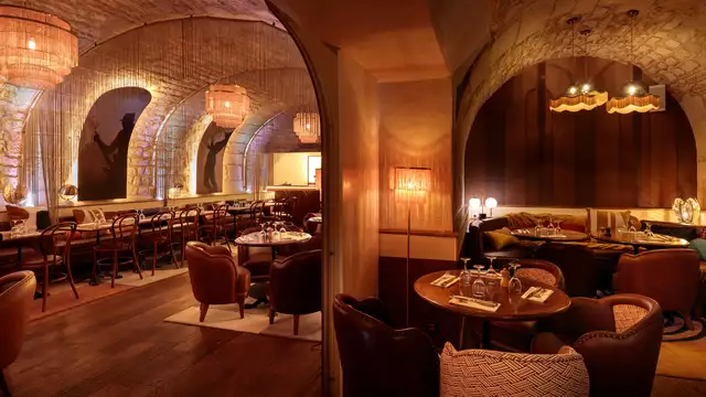 Estancia con cena en un ambiente cálido, elegante e íntimo en París.