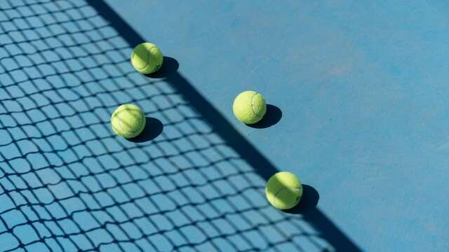 toegang tot de tennisbanen voor 2 volwassenen