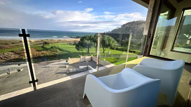 Escapade romantique avec baignoire d'hydromassage sur la côte de Lugo.