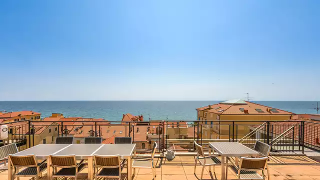 Hotel frontemare ad Alassio in camera quadrupla con balcone