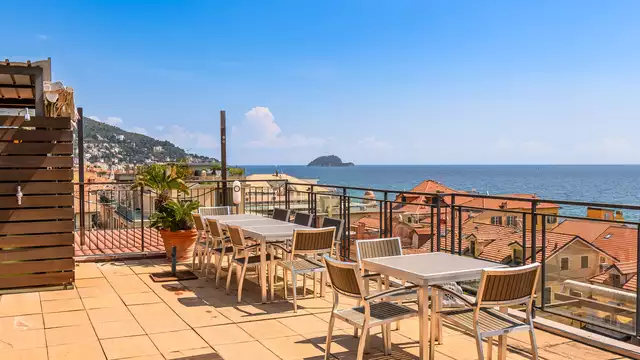 Hotel frontemare ad Alassio in camera quadrupla con balcone