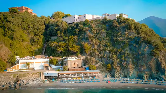 Vacanza sul Golfo di Genova in camera vista mare con piscina esterna
