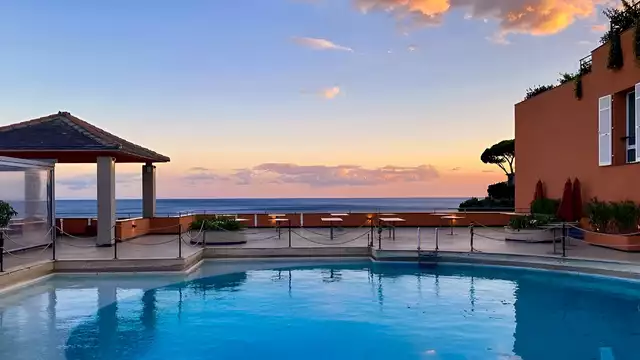 Vacanza sul Golfo di Genova in camera vista mare con piscina esterna
