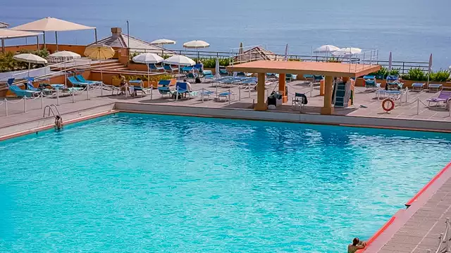 Vacanza sul Golfo di Genova in camera vista mare con piscina esterna