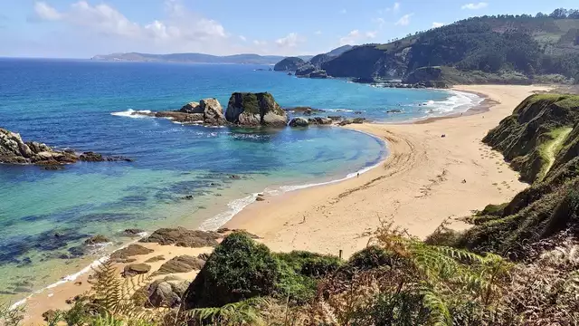 Escapade romantique avec baignoire d'hydromassage sur la côte de Lugo.