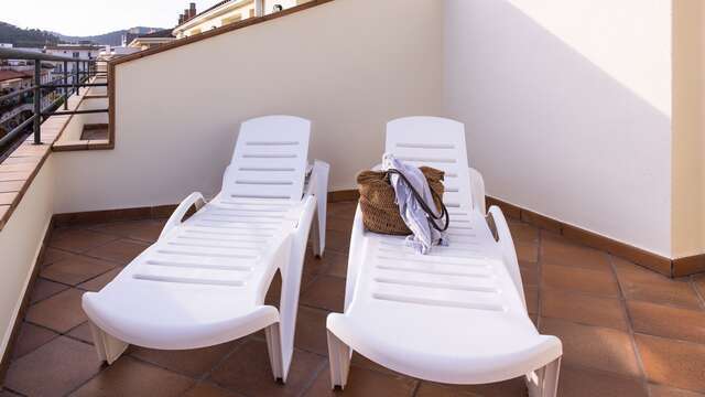 Descubre un precioso pueblo de la Costa Brava en habitación con terraza