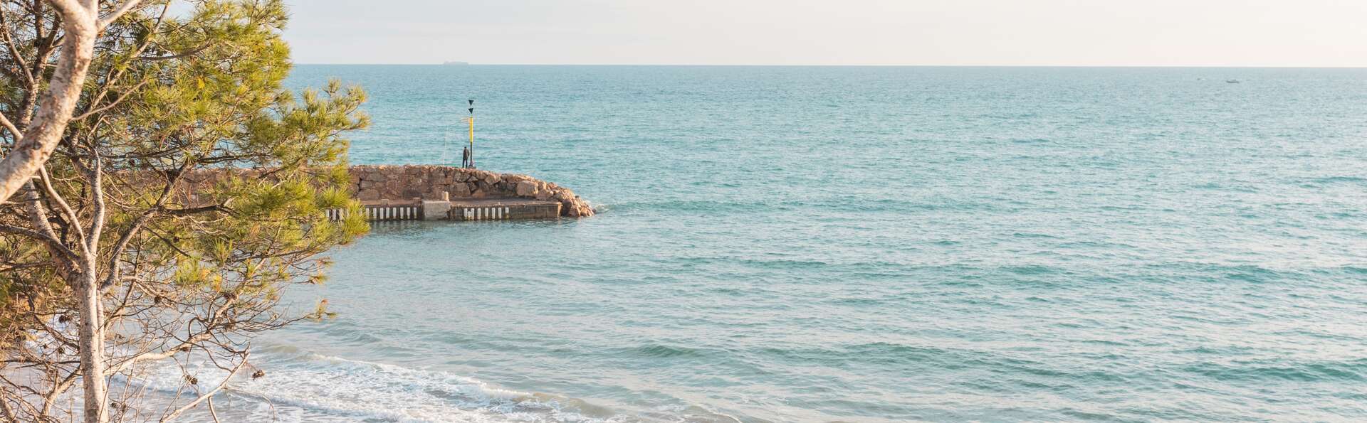 Escapade avec un enfant sur la plage de Comarruga en pension complète.