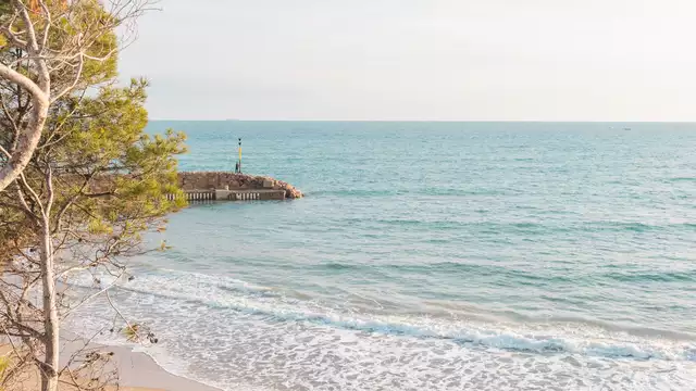 Escapade avec un enfant sur la plage de Comarruga en pension complète.