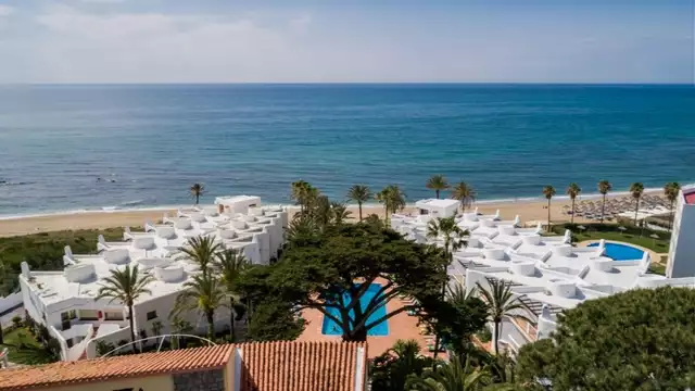 Disfruta de hotelazo a pie de playa en Calahonda con piscina, jacuzzi, sauna y más!