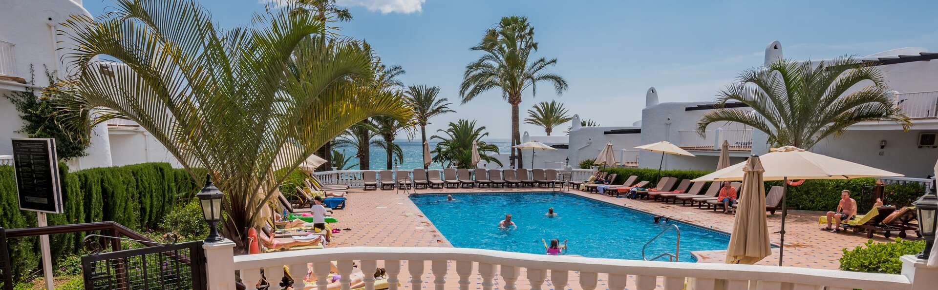 Profitez d'un appartement entouré de palmiers et au bord de la plage de Cala de Mijas.
