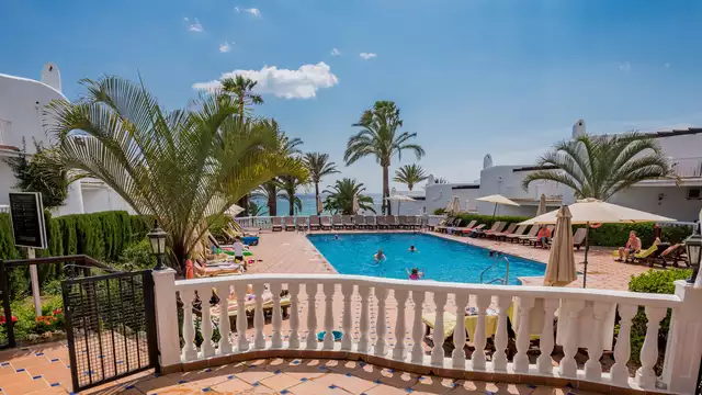 Disfruta de hotelazo a pie de playa en Calahonda con piscina, jacuzzi, sauna y más!