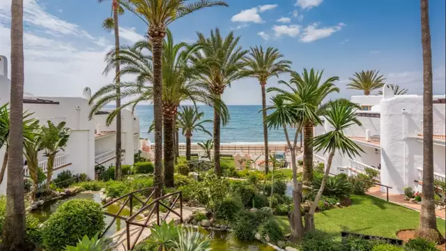 Disfruta de hotelazo a pie de playa en Calahonda con piscina, jacuzzi, sauna y más!