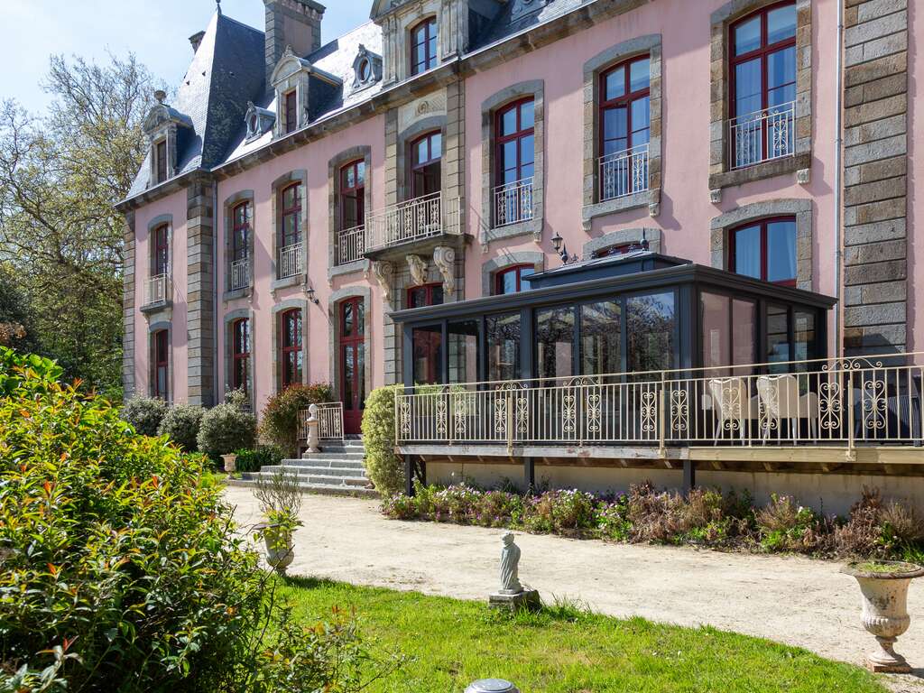 Séjour dans un chateau et découverte du zoo et jardins de la la Bourbansais - 4* - 25