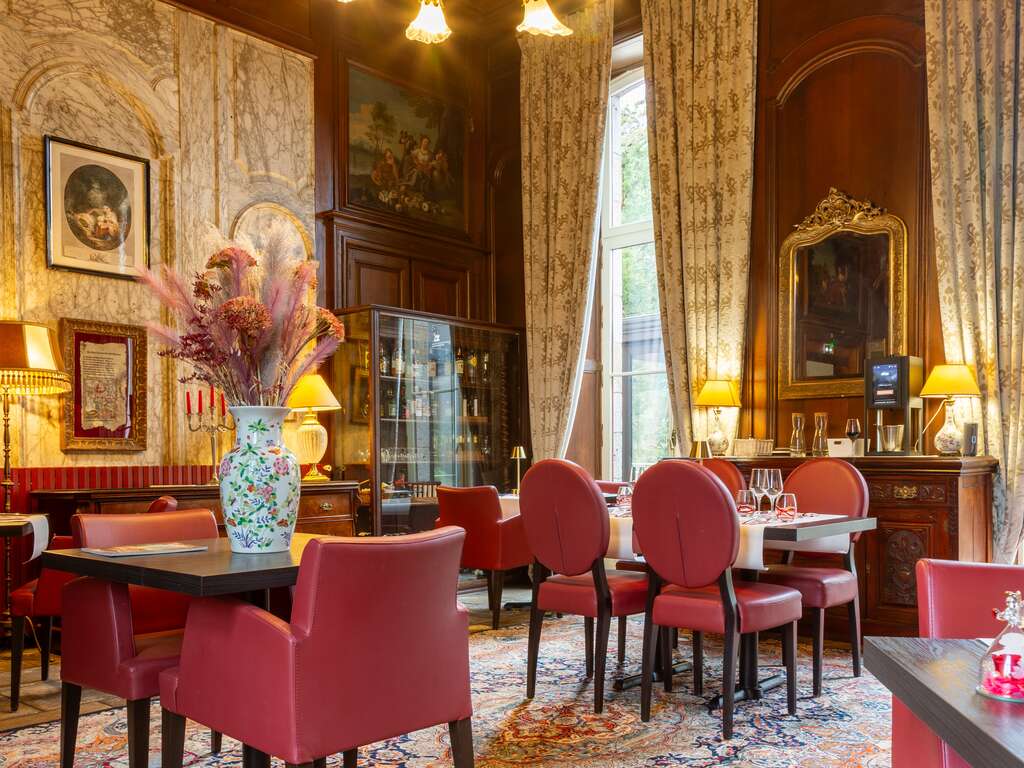 Séjour dans un chateau et découverte du zoo et jardins de la la Bourbansais - 4* - 6