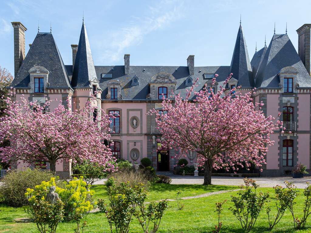 Séjour dans un chateau et découverte du zoo et jardins de la la Bourbansais - 4* - 24