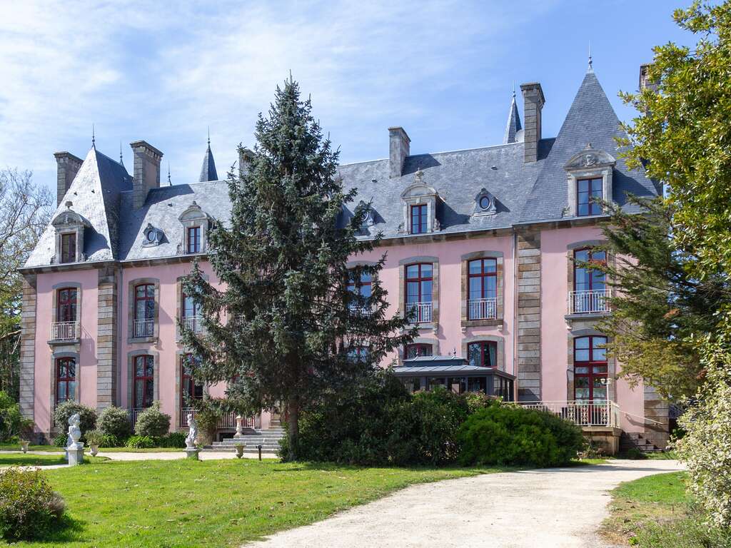 Séjour dans un chateau et découverte du zoo et jardins de la la Bourbansais - 4* - 23