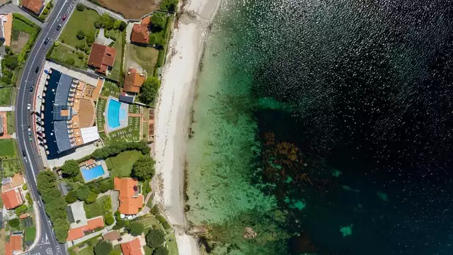 Escapade avec spa et dîner à l'hôtel au bord de la plage.