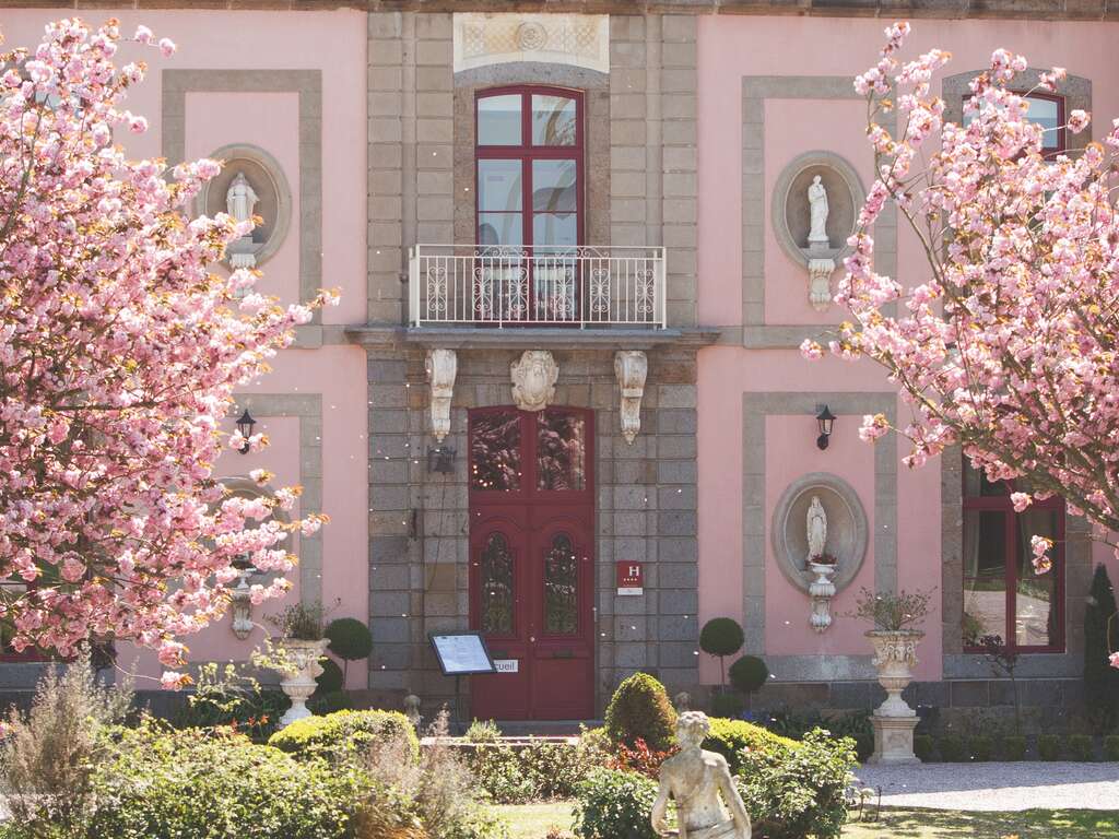 Séjour dans un chateau et découverte du zoo et jardins de la la Bourbansais - 4* - 22